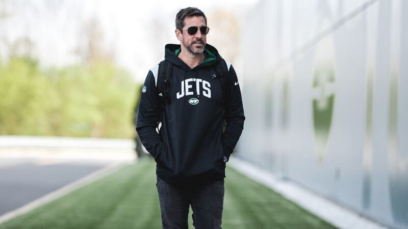 The New York Jets tweet an image of former Green Bay Packers quarterback Aaron Rodgers...